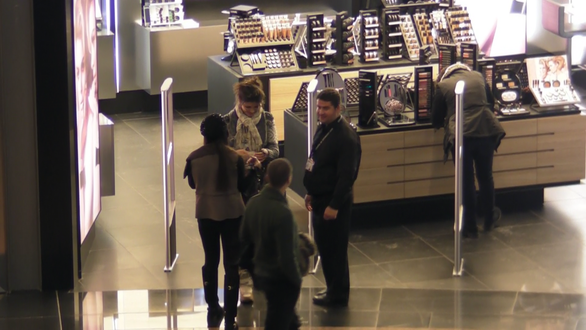 Ulterior, fetele au fost nevoite sa iasa inca o data din magazin, pentru ca agentul sa se convinga ca nu au furat nimic