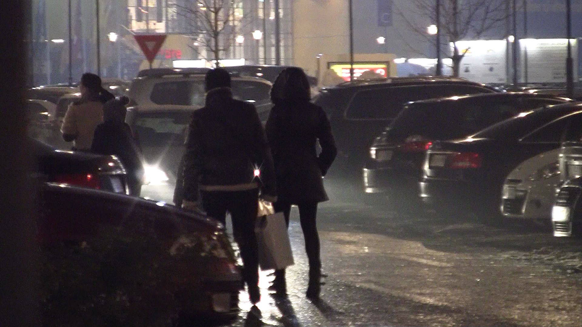 Artistul iese din mall si se indreapta spre masina