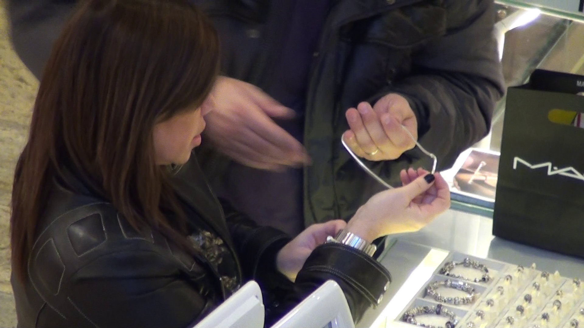 Cantareata ii arata sotului ei lantul care i-a placut cel mai mult