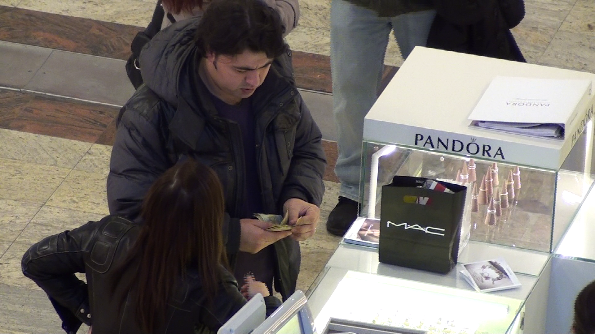 Inainte ca vanzatoarea sa impacheteze cadoul, sotul Luminitei plateste produsul