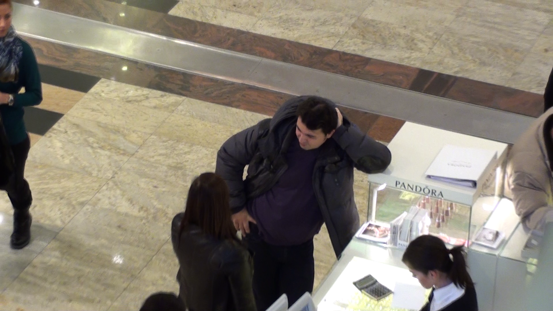 Cei doi cer ca vanzatoarea sa le faca factura fiscala si sa le dea garantie