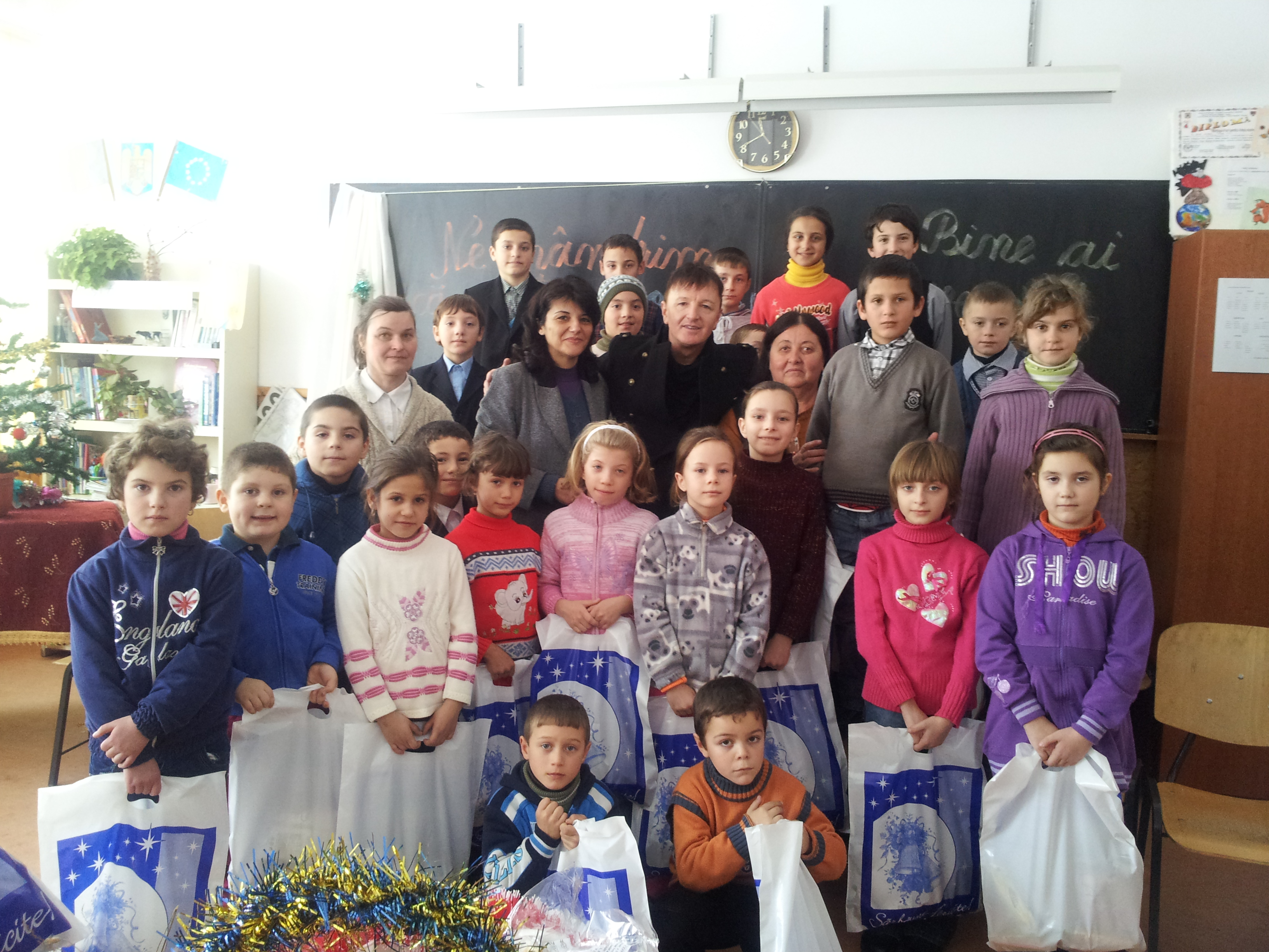 Solistul a petrecut sarbatorile in satul natal si s-a dus cu pungi de cadouri la scoala din sat