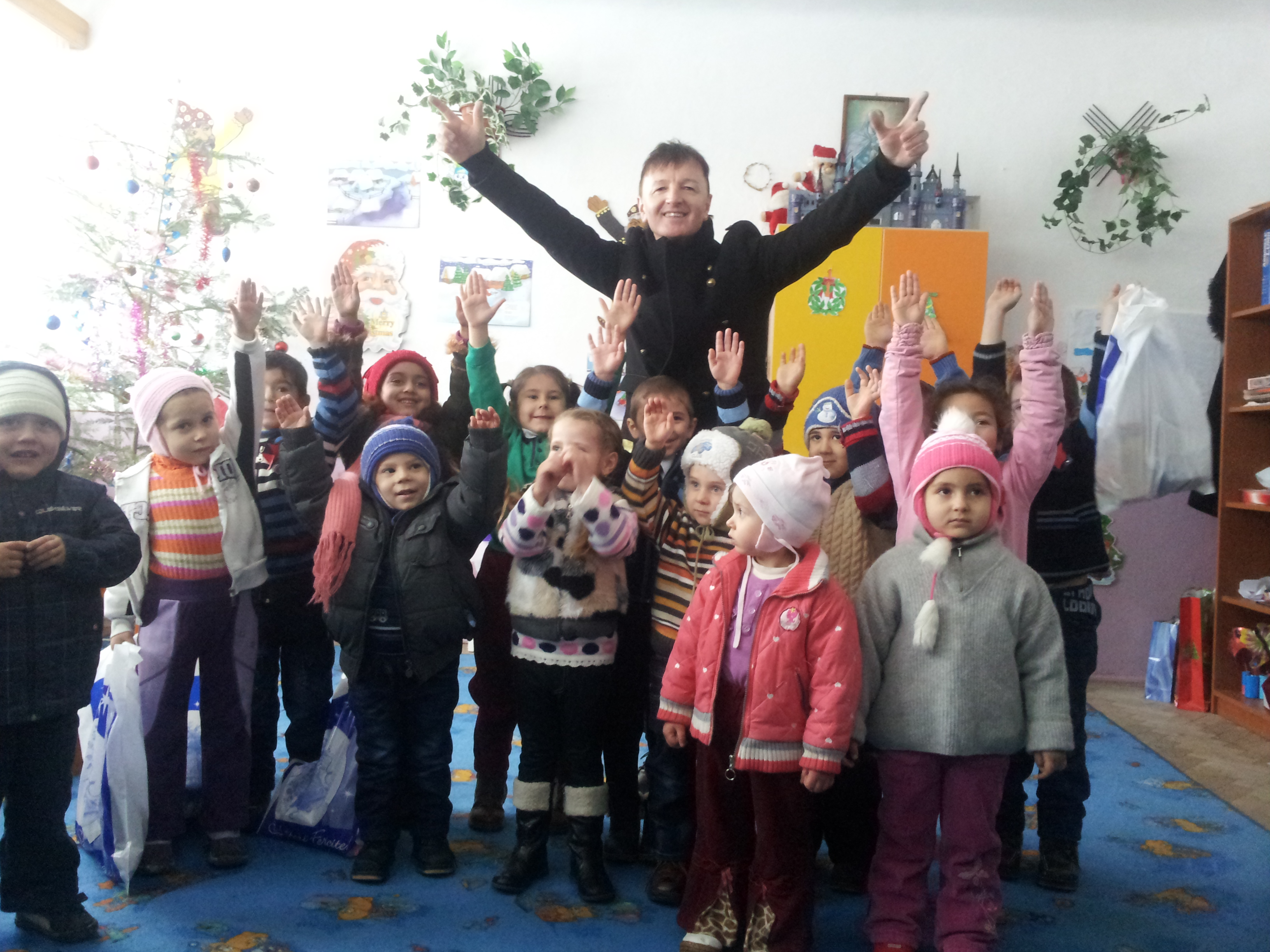 Aurel Moldoveanu a incins o serbare pe nepusa masa cu elevii, care l-au rasplatit cu poezii si cantecele