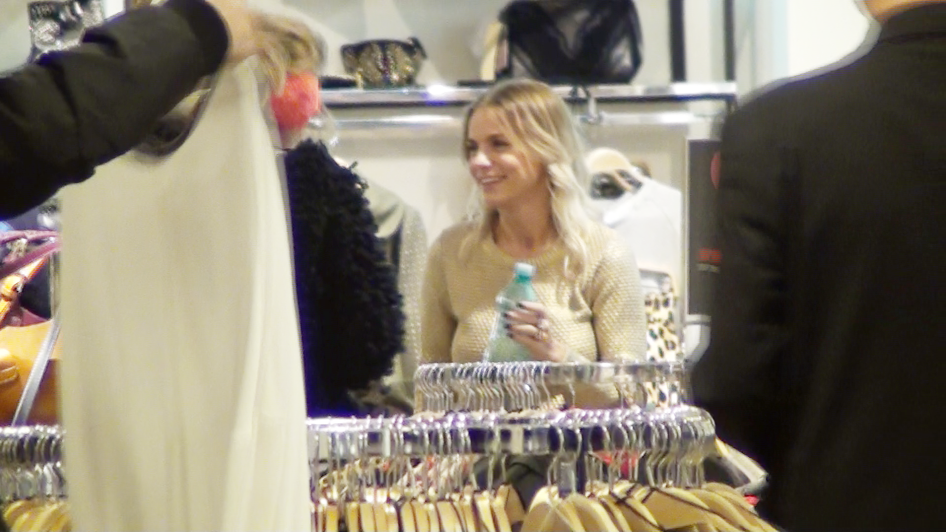 Artista este toata un zambet cand isi revede prietena