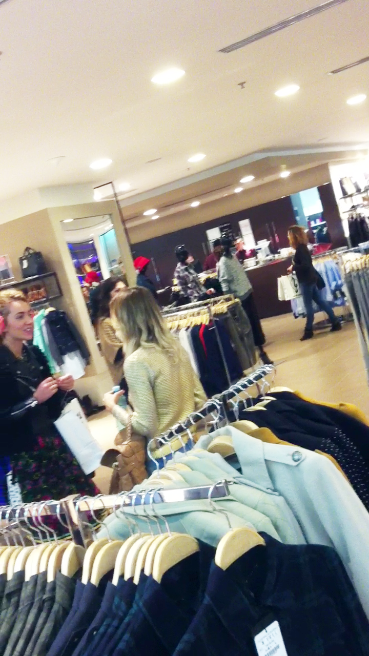 Jojo si celalata femeie s-au intins la vorba, spre surprinderea celorlalti clienti