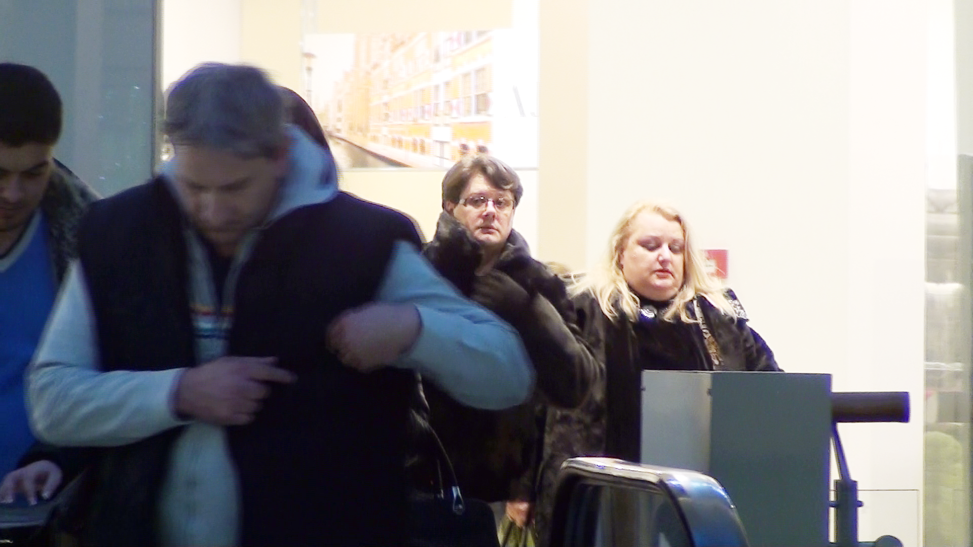 Dupa ce o perioada nu a mai fost vazut in compania niciunei femei, artistul s-a afisat cu o blonda la mall