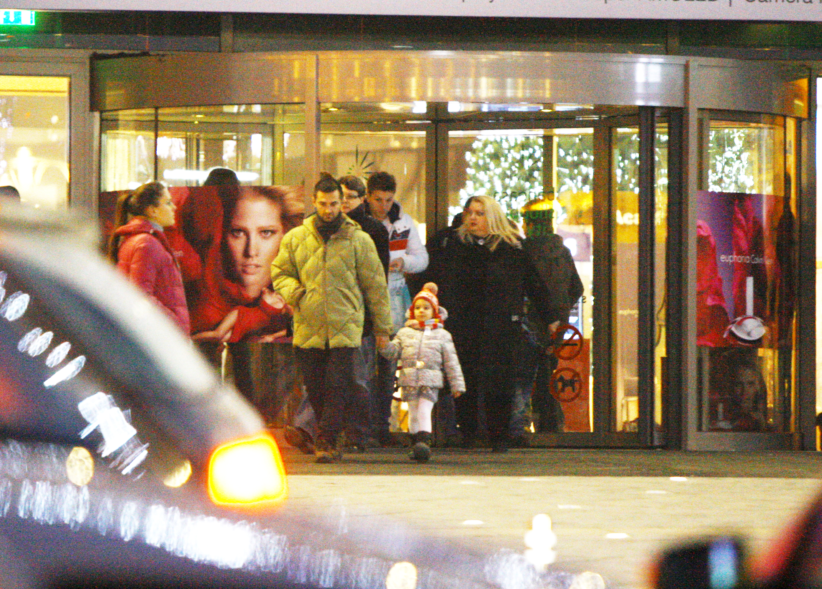 Cei doi ies din centru comercial destul de dezamagiti