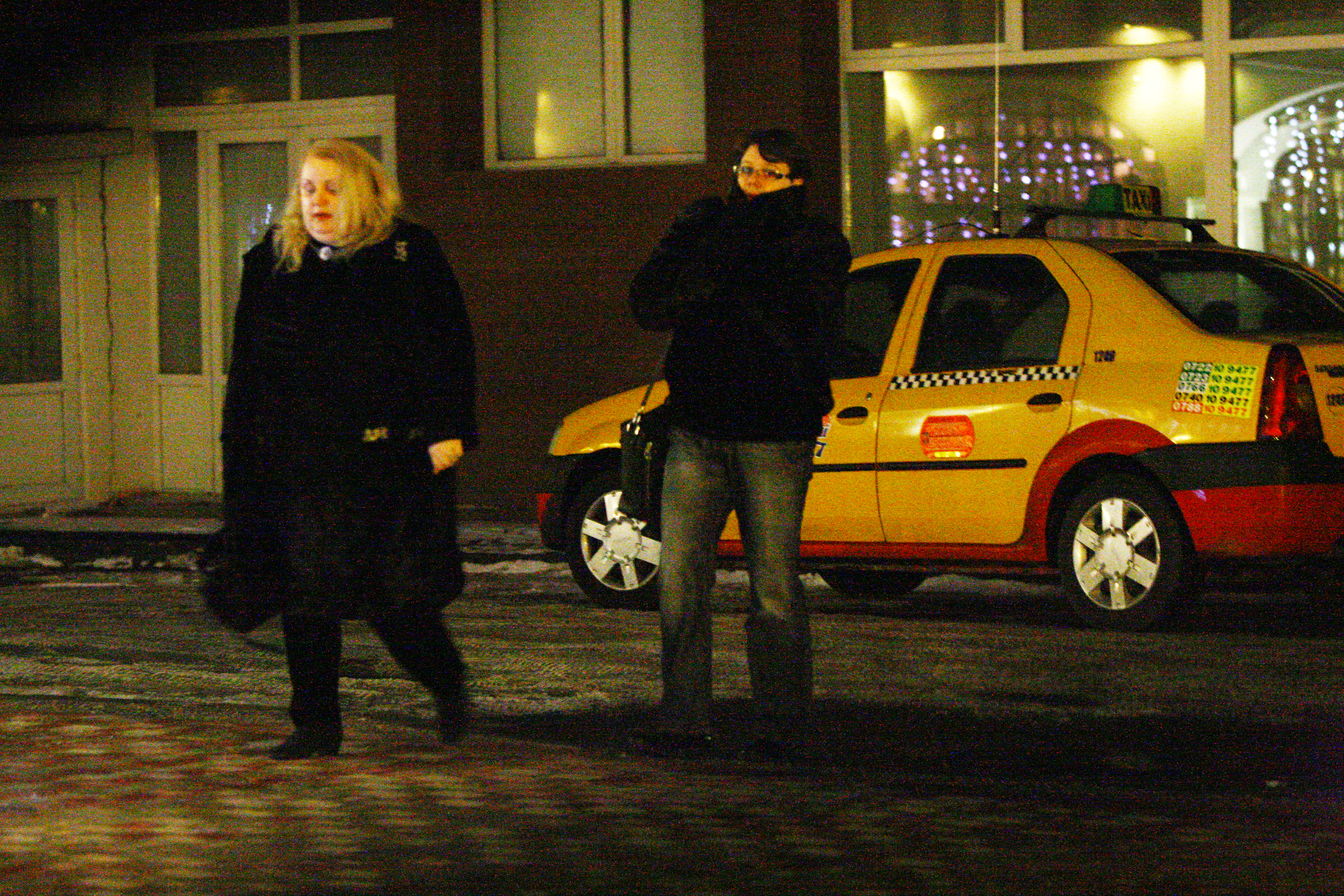 Artistul si prietena lui nu au cumparat nimic din magazin, desi au stat ore bune prin mall