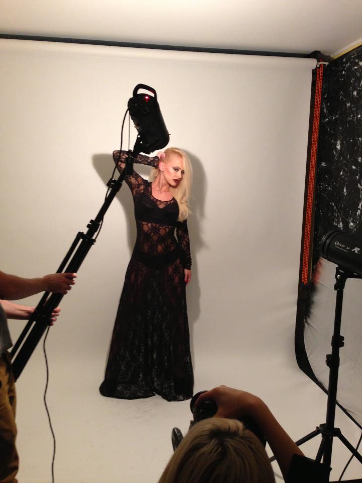 La doua zile dupa ce a iesit din spital, Anda Adam a realizat o sedinta foto, unde se vedea ca poarta bustiera