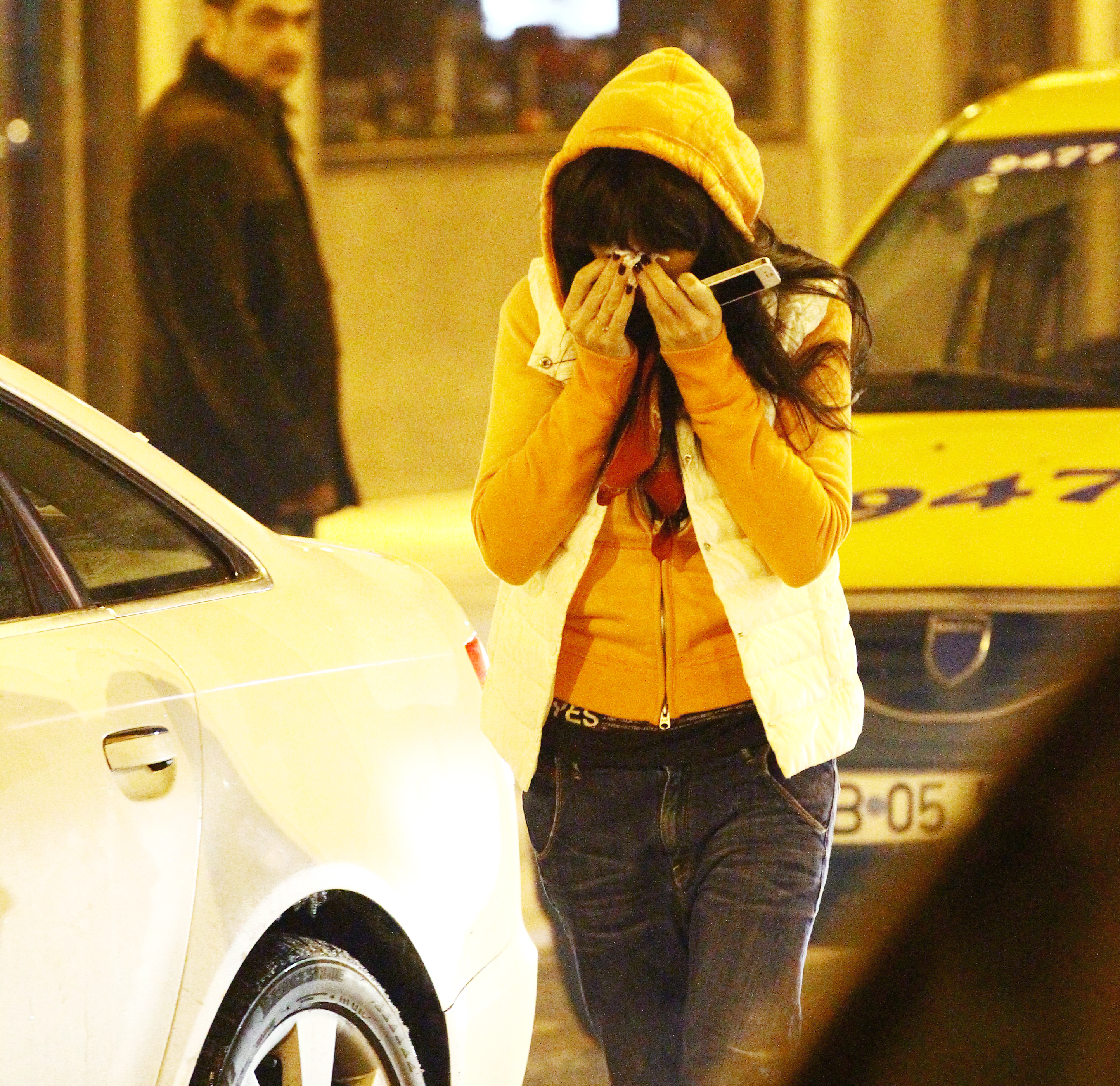 Ramona lazuran a fost fotografiata in urma cu zece zile plecand de acasa cu lacrimi in ochi, in toiul noptii