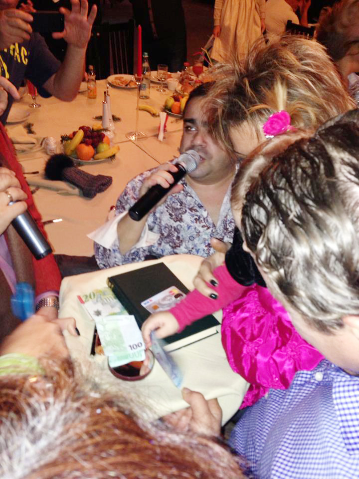 Fetita Ramonei Lazuran a ales cateva obiecte de pe tava pe muzica lui Adrian Minune