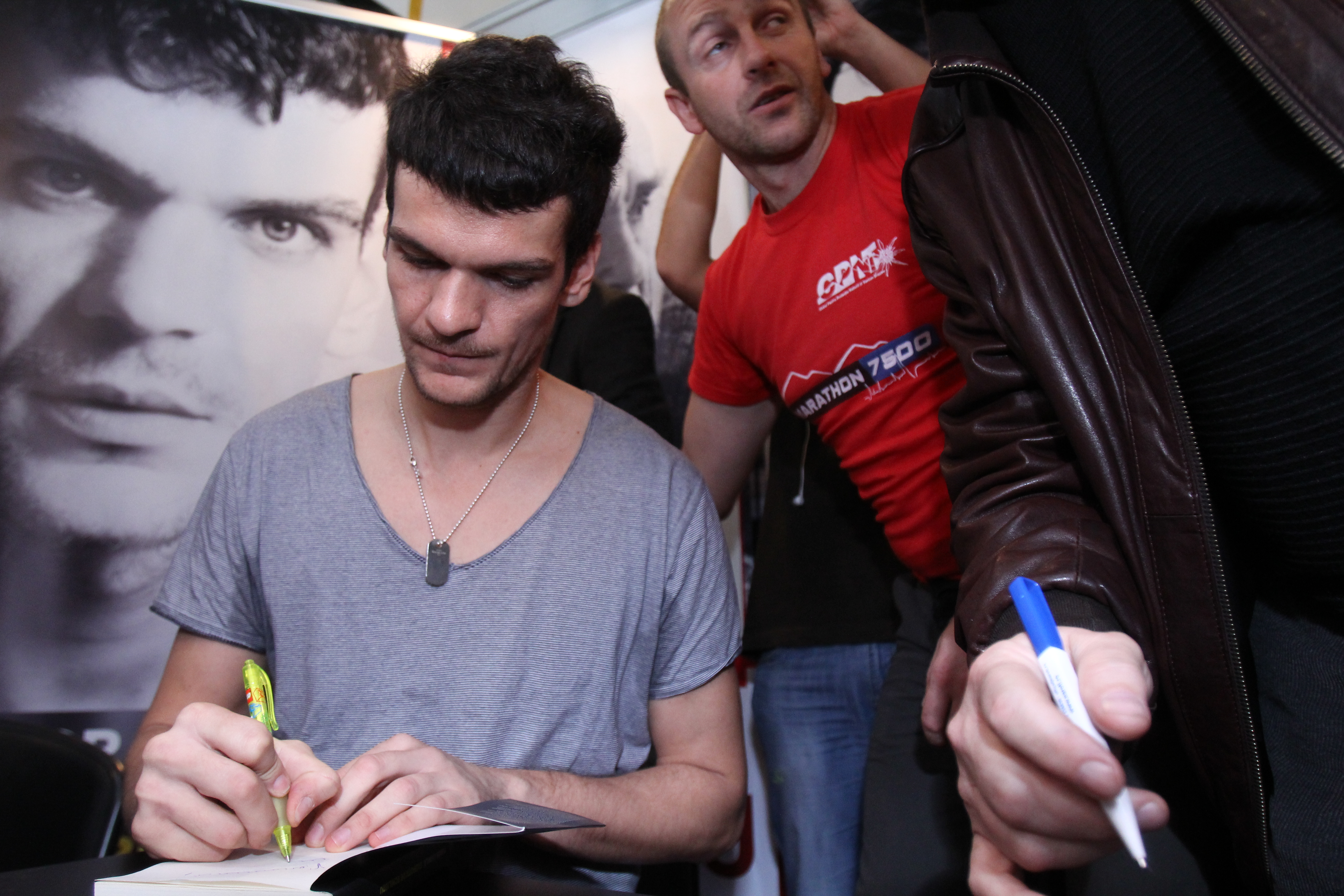 Desi este obisnuit sa dea autografe fanilor, Tudor Chirila a avut mari emotii cand a semnat chiar pe carte