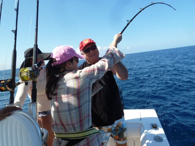 Barbatul a a avut nevoie de ajutor pentru a scoate pestele din ocean