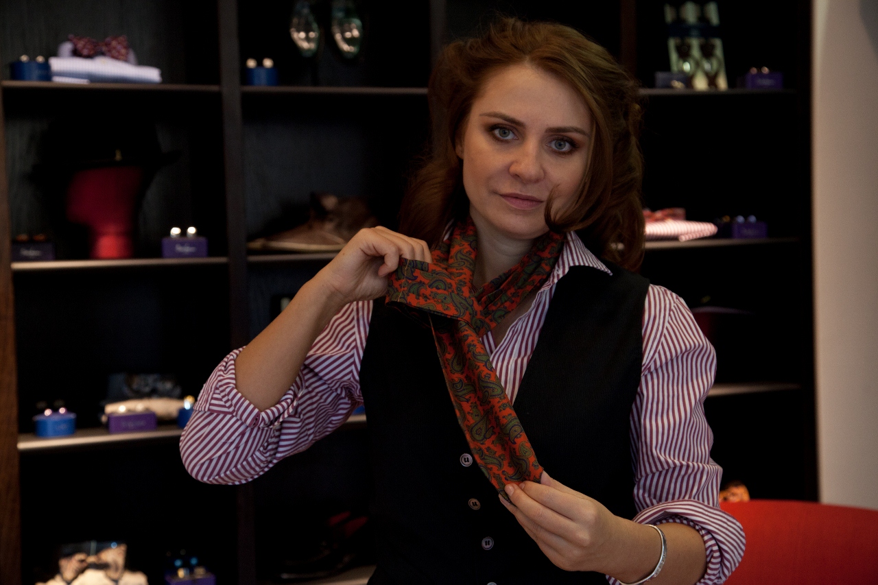 Pasul 1: Stilista isi pune esarfa la gat