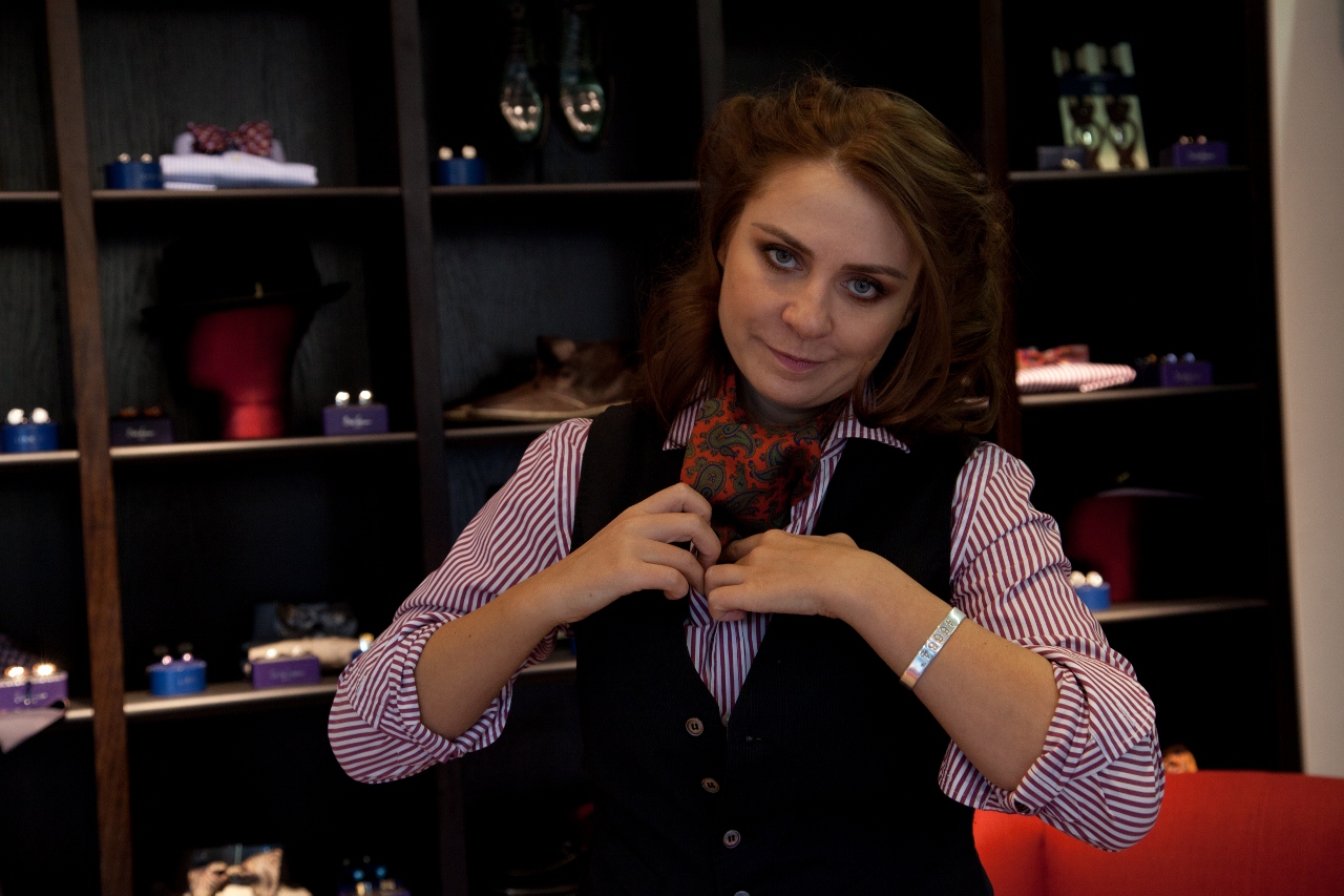 Pasul 4:Aseaza esarfa in decolteul camasii