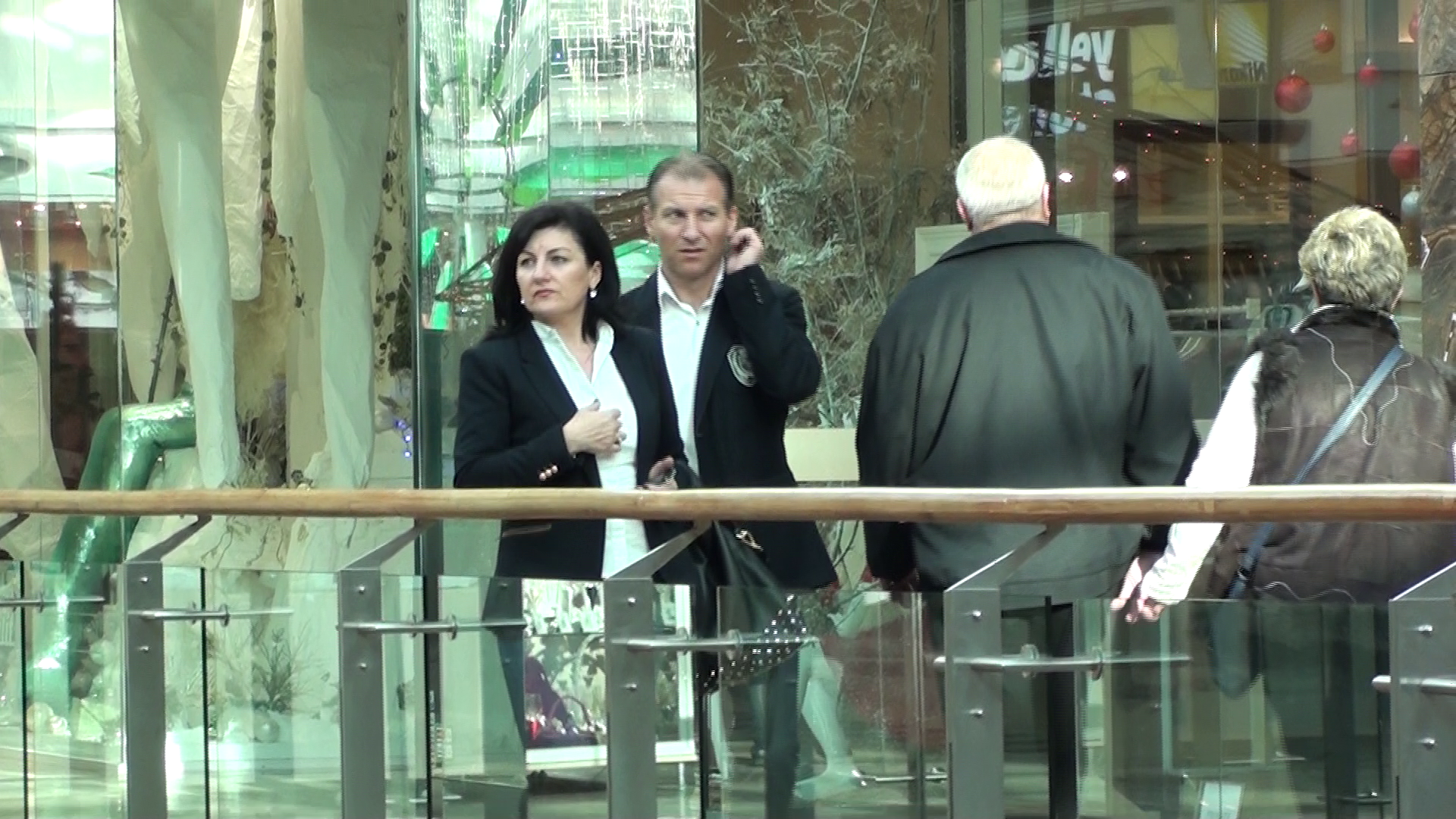 Dinu Iancu Salajanu a fost insotit la cumparaturi de sotia lui, Dana