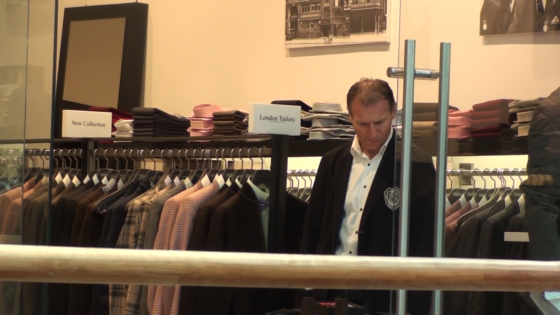 Cantaretul de muzica populara a analizat mai multe piese vestimentare insa nu gasit nimic pe placul lui