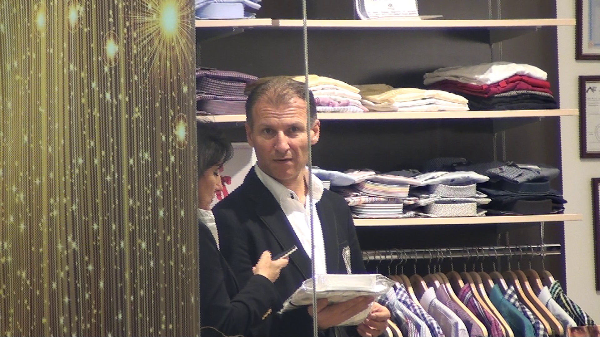 Sotia artistului ii arata barnatului ce tinute l-ar avantaja