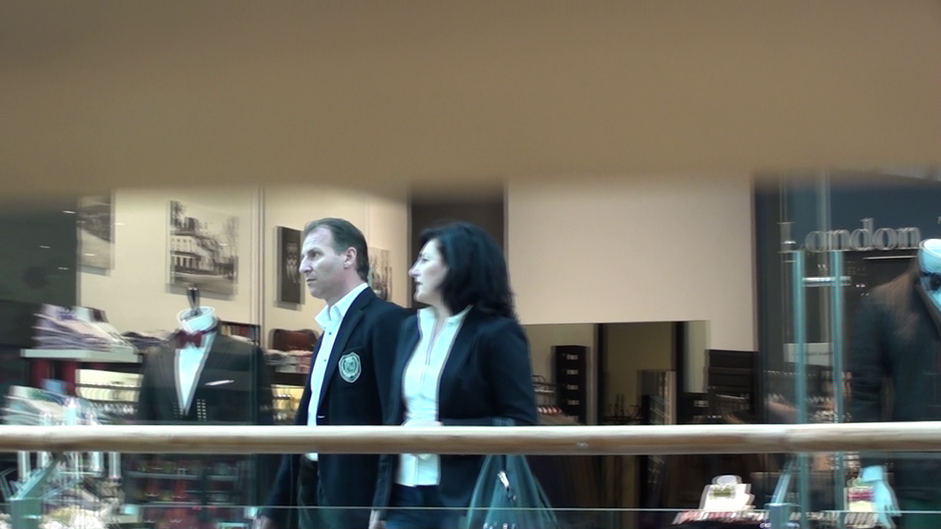 Dupa ce timp de trei ore s-au plimbat prin magazine, cei doi soti au plecat dezamagiti spre casa