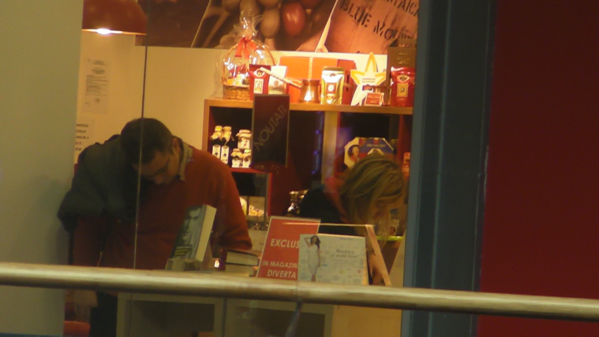 Solistul trupei Hi-Q admira in vitrina cartea lui Tudor Chirila, 