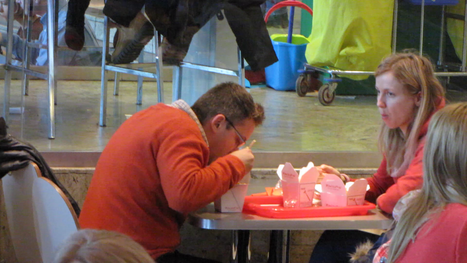 Florin de la HiQ si-a scos sotia la mall