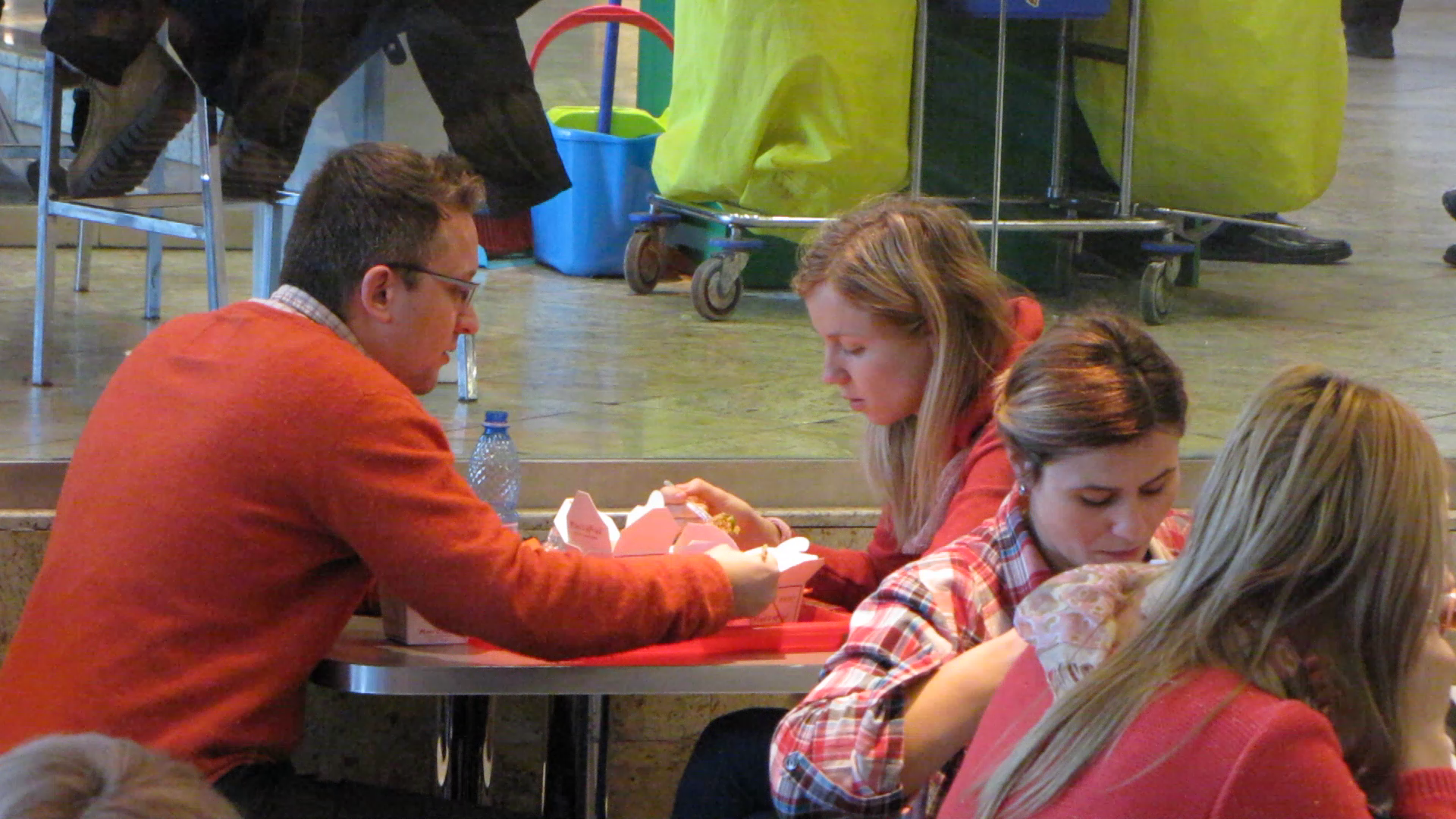 Din cand in cand, artistul se serveste si din meniul sotiei sale