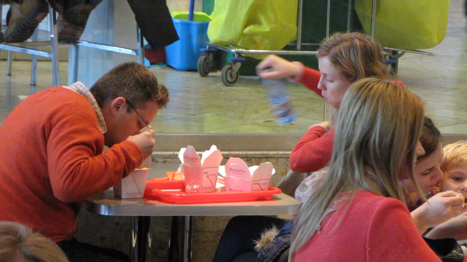 Alina, sotia artistului, scoate o sticla de apa din poseta si o pune pe masa, la bataie