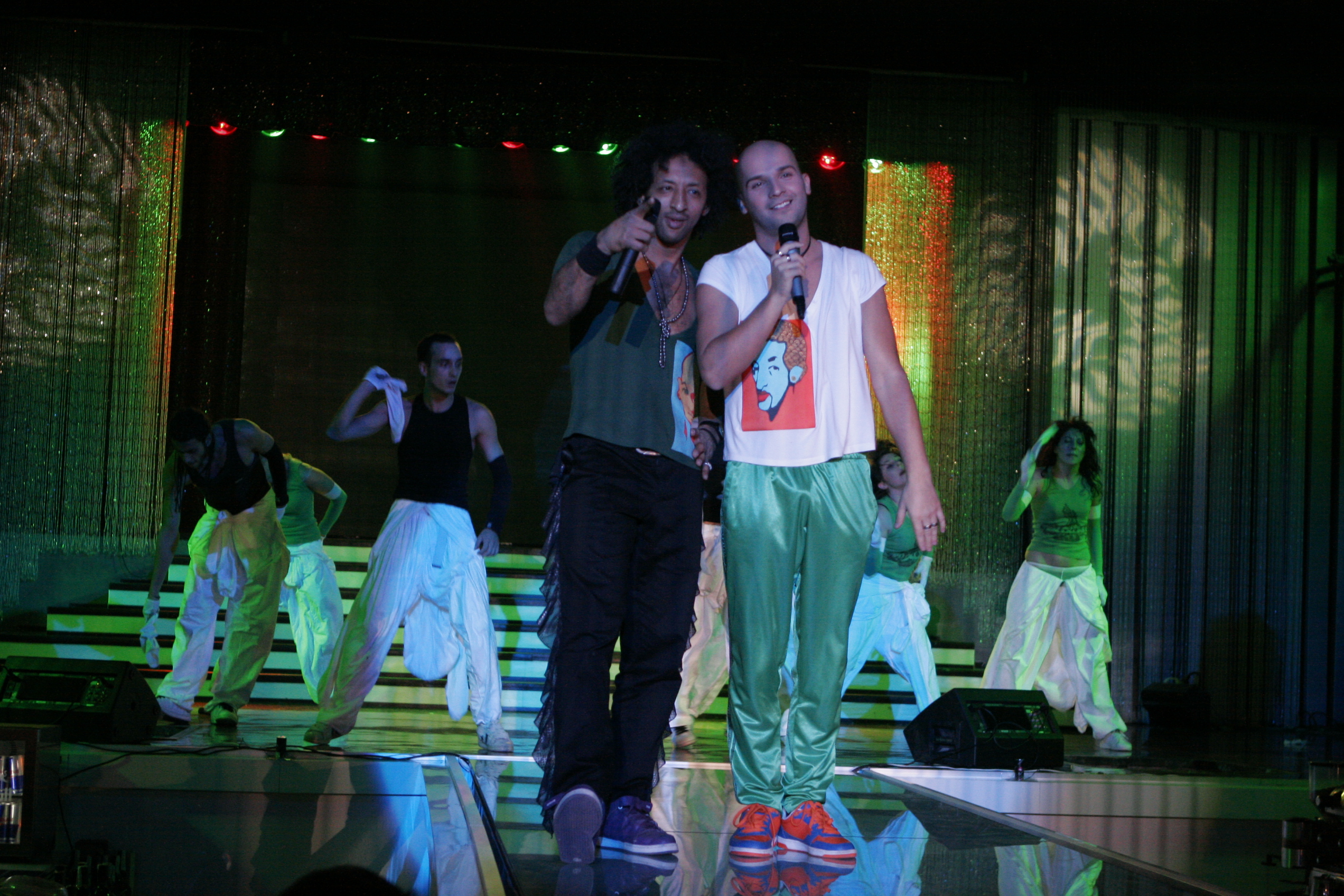 Kamara si-a dedicat primul Revelion de barbat insurat... carierei. Acesta a urcat pe scena alturide Andrei in loc sa petreaca o noapte tihnita alturi de sotia lui