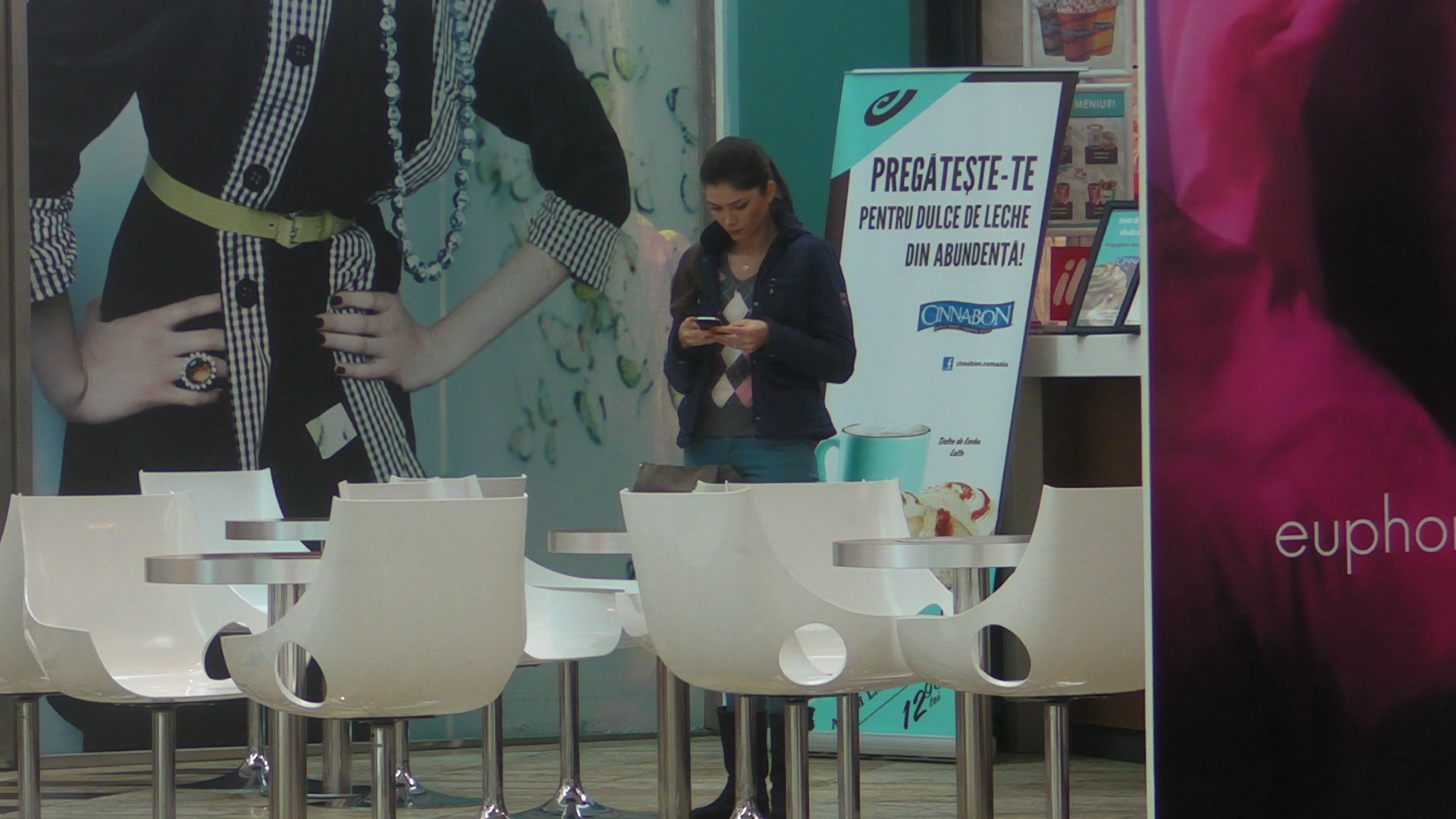 Alina refuza sa ia loc si prefera sa scrie mesajele stand in picioare