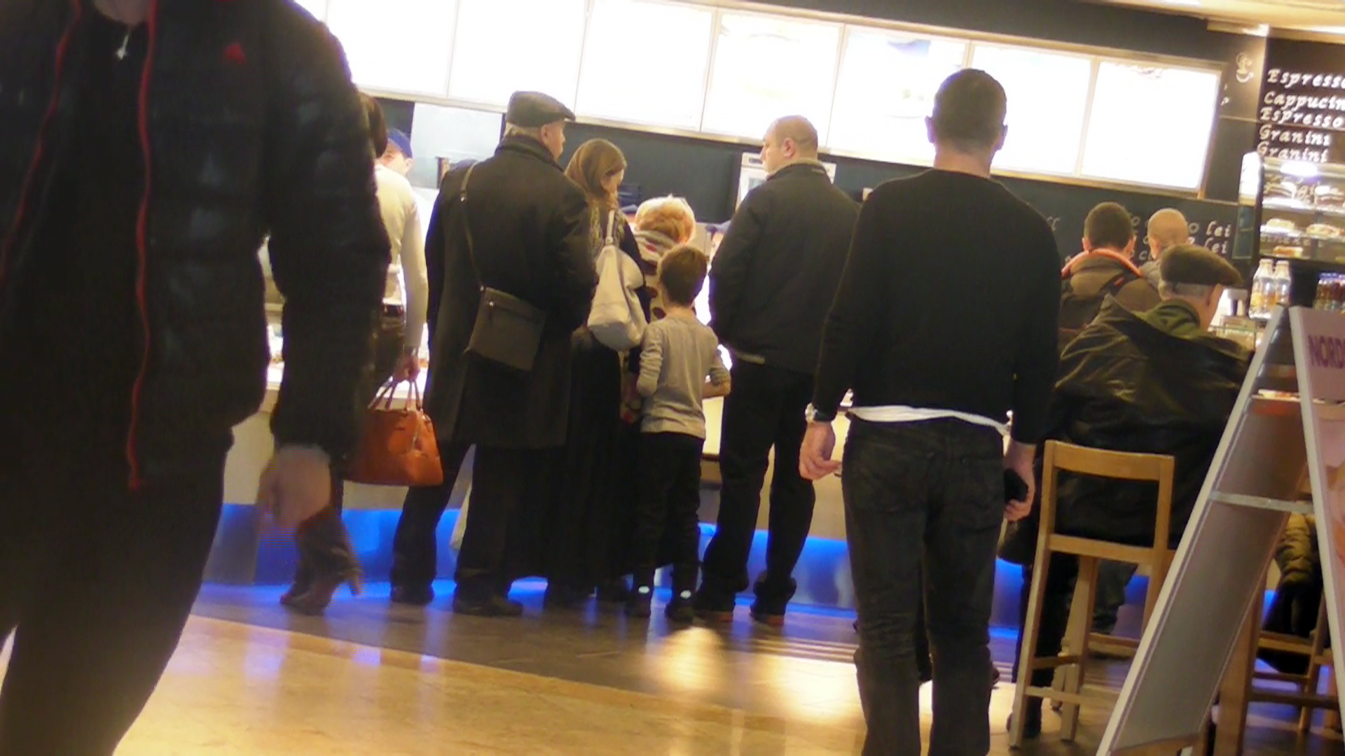 Andreea Berecleanu si insotitorii sai se indreapta catre un restaurant tip fast-food