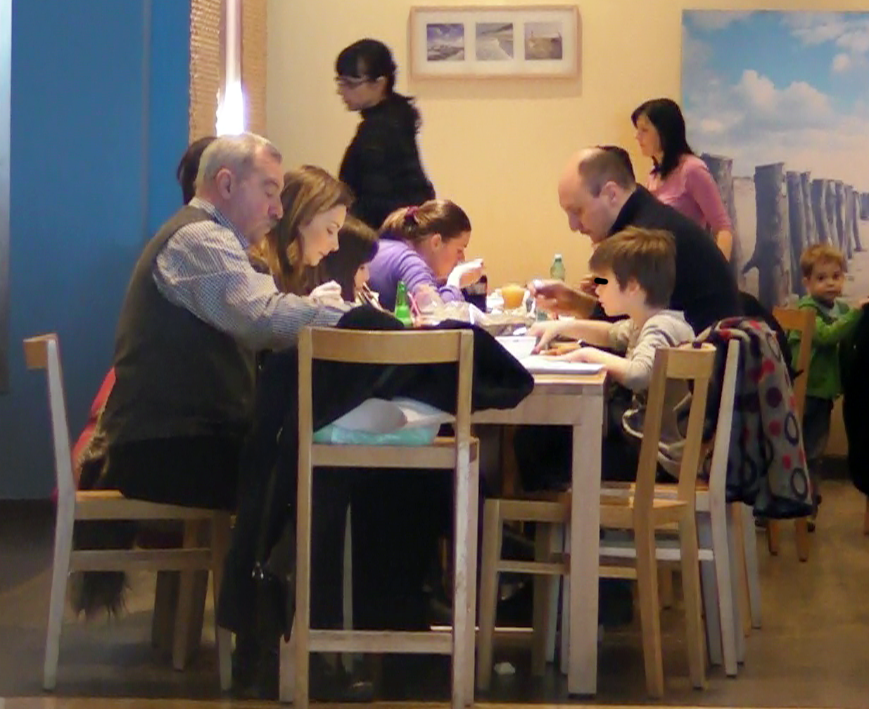 Prezentatoarea TV l-a rugat pe barbatul care o insotea sa ii aduca o chifla in plus