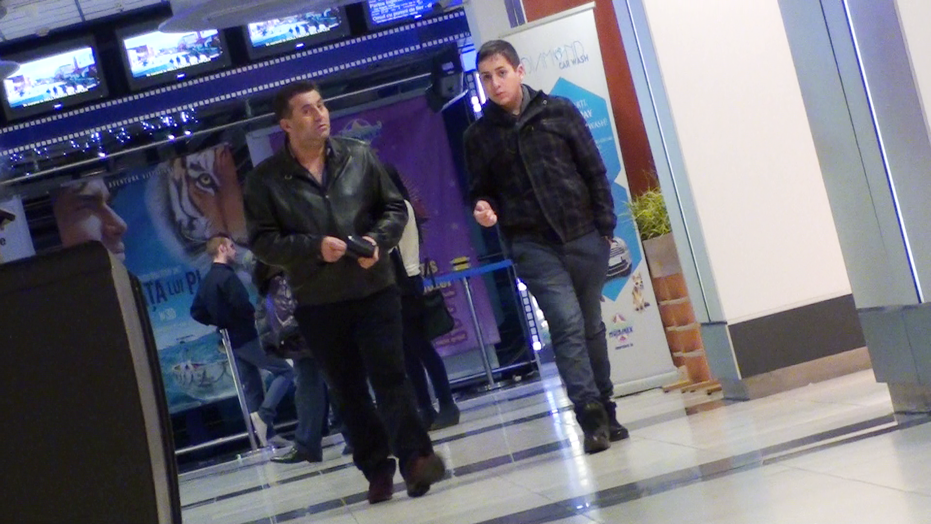 Clejanii s-au plimbat prin centrul comercial, fara sa intre in prea multe magazine