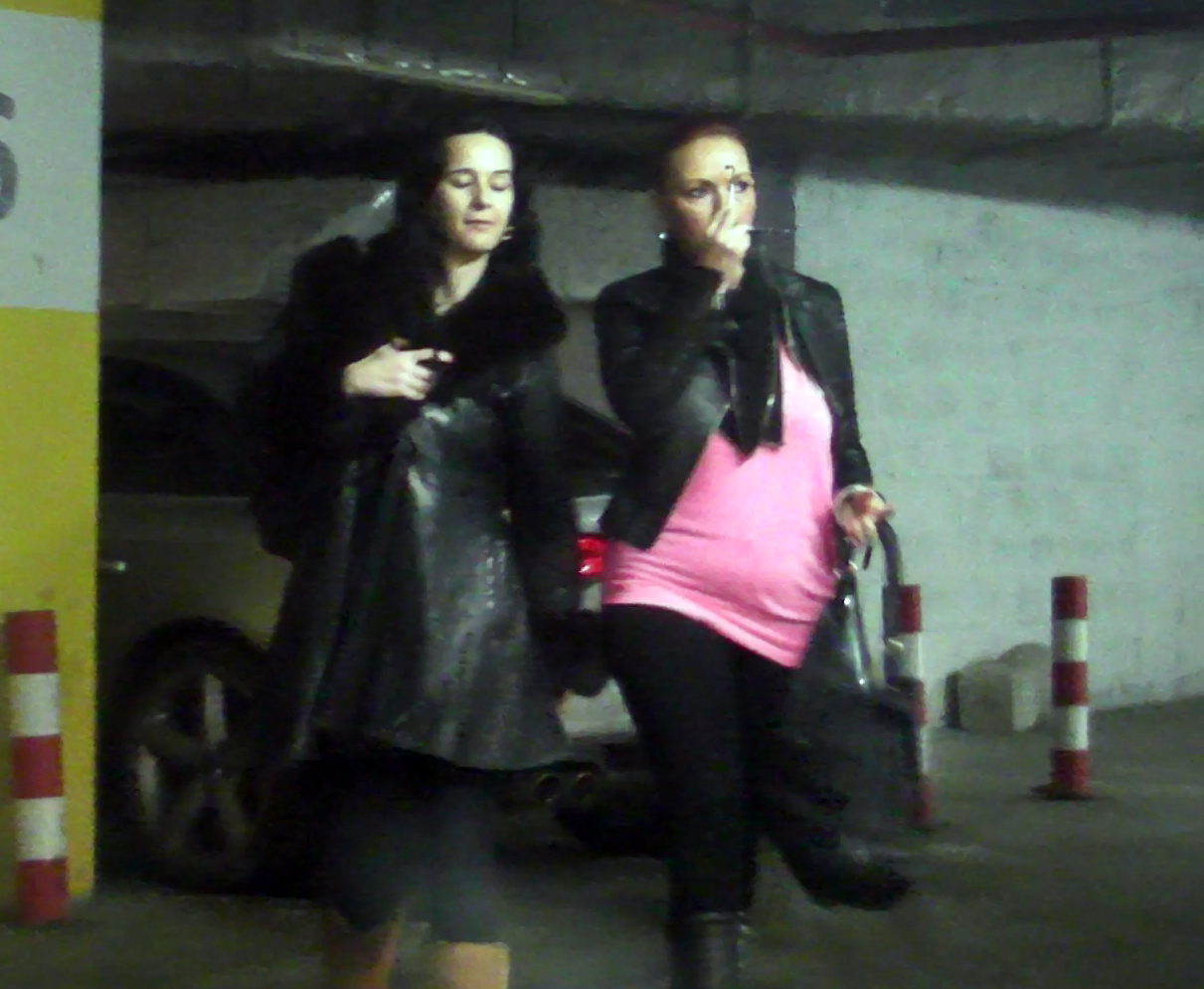 Manuela Fedorca a iesit la mall, zilele trecute, iar tricoul i-a evidentiat colaceii de pe burta