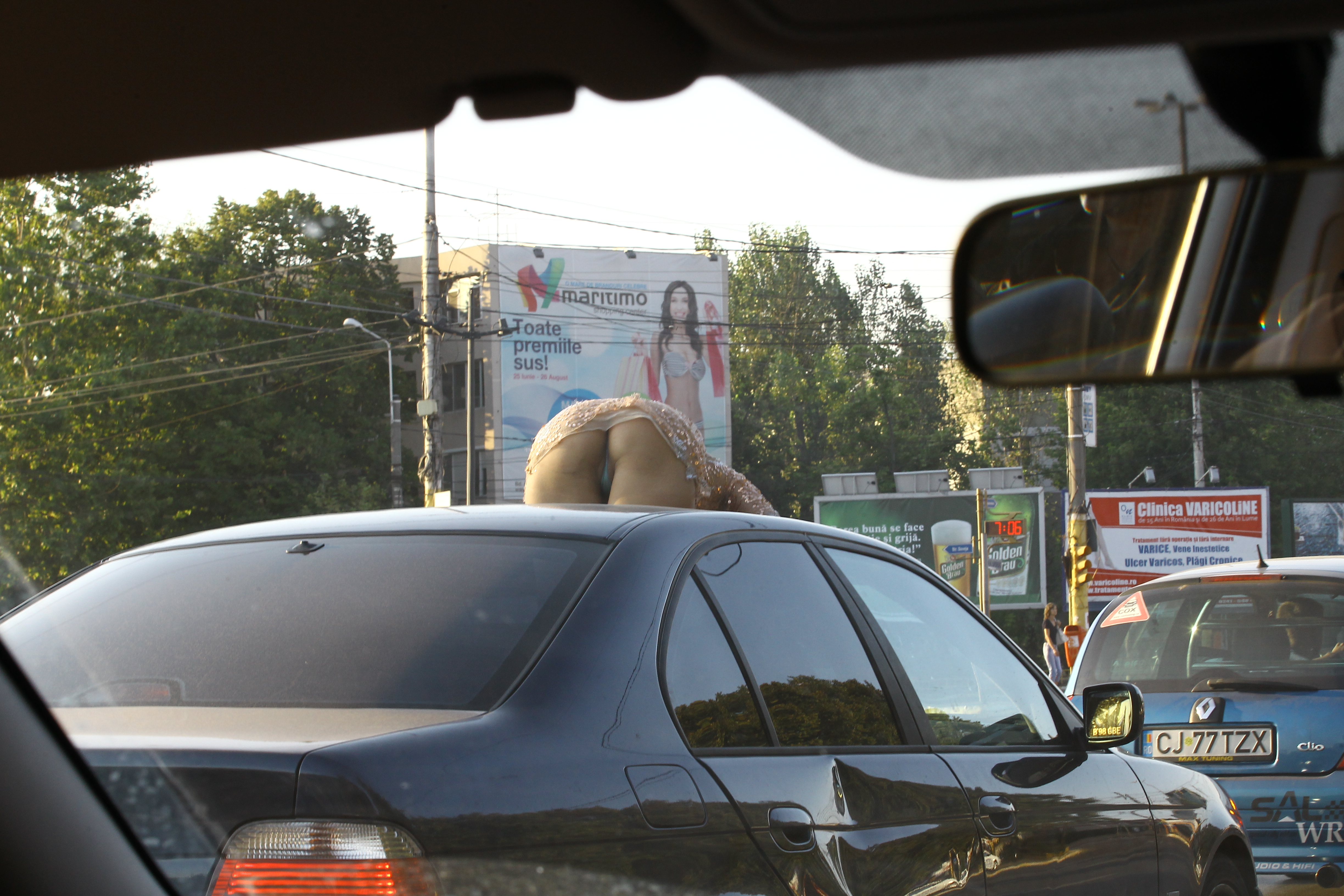 Partenera lui Piti Jr. a facut un show total in masina in drum spre hotel