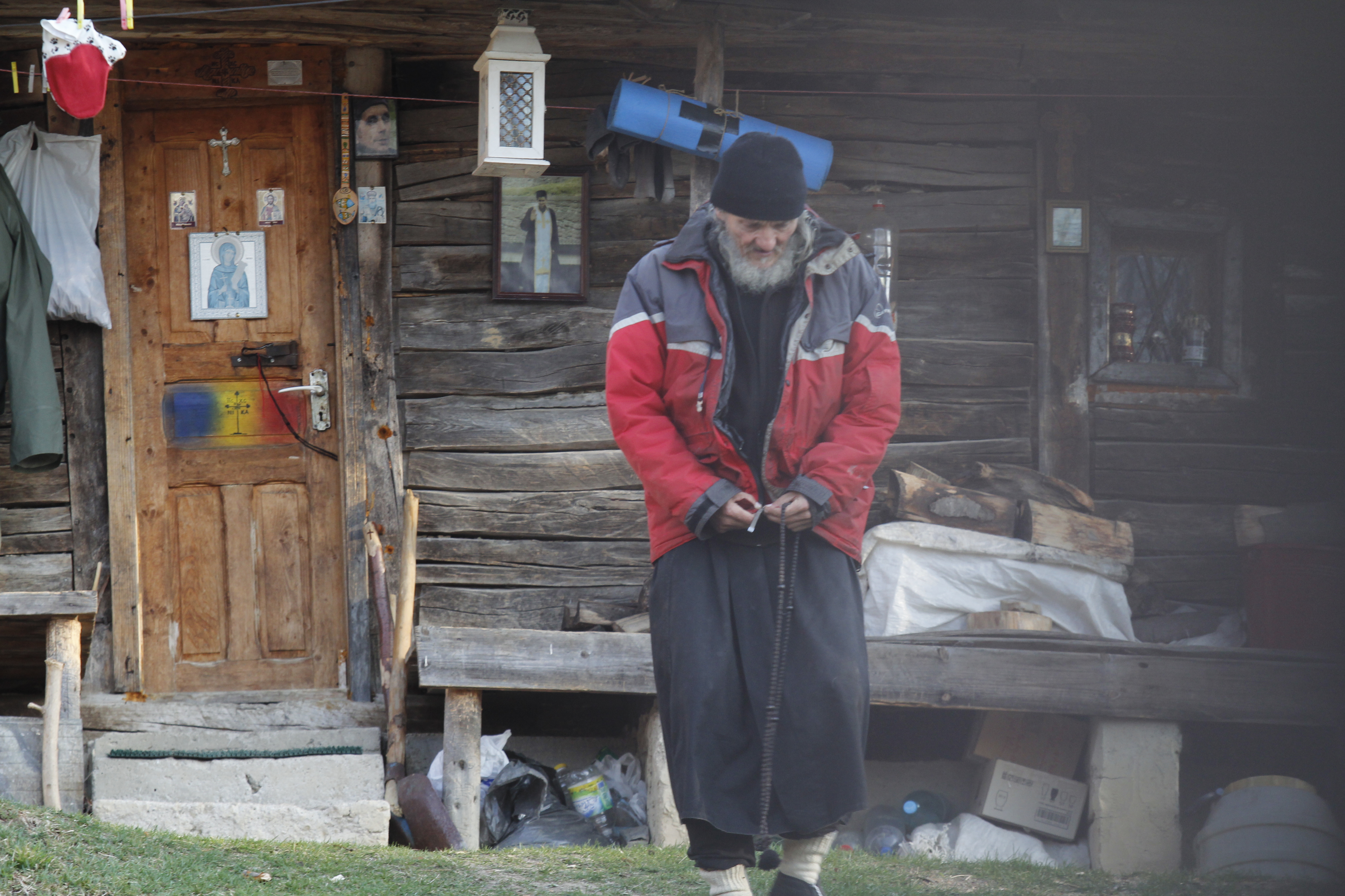 Fostul actor traieste extrem de modest, fara utilitati si fara niciun fel de contact cu lumea exterioara din care, pe vremuri, a facut parte