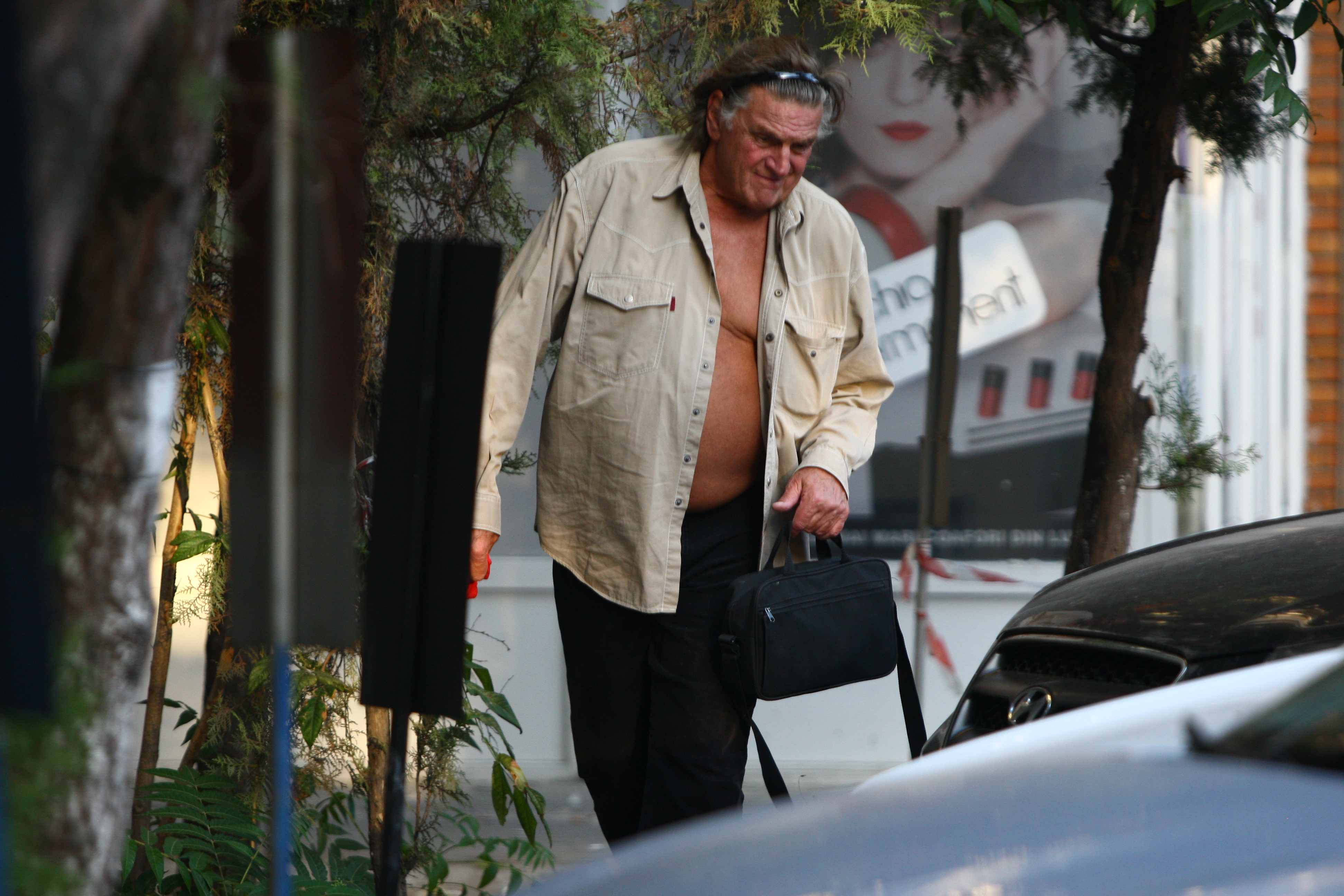 Celebru actor Florin Piersic a oferitimagini de neuitat in momentul in care a iesit de al solar pe jumatate dezbracat, cu o bentita de dama pe cap si cu chilotii in mana