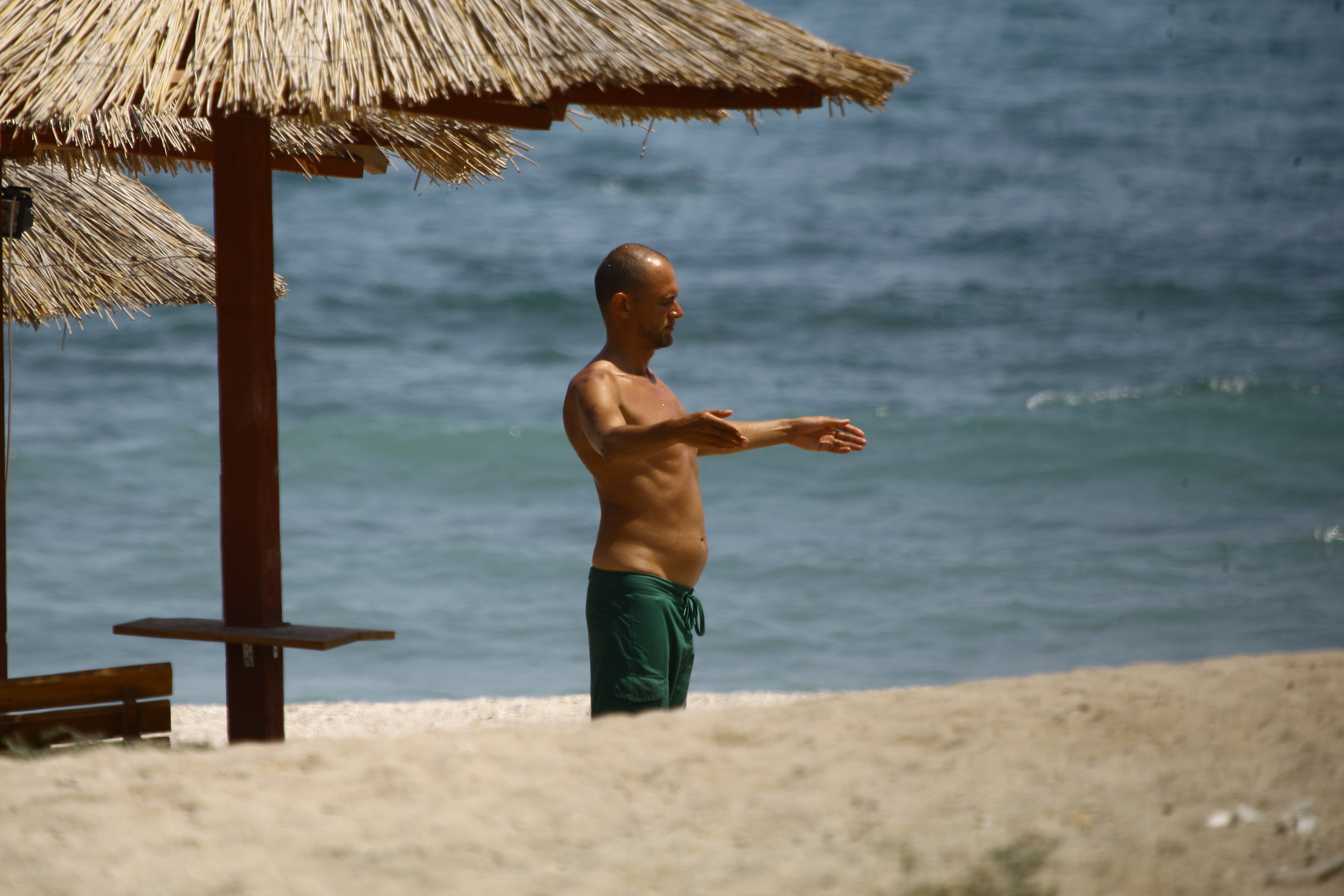 Oreste a fost fotografiat de paparazzii CANCAN.ro in timp ce se conecta la energia Univesului, pe plaja din Vama Veche. Acesta s-a concentrat, inspiratde sunetul valurilor, si a executat cateva 