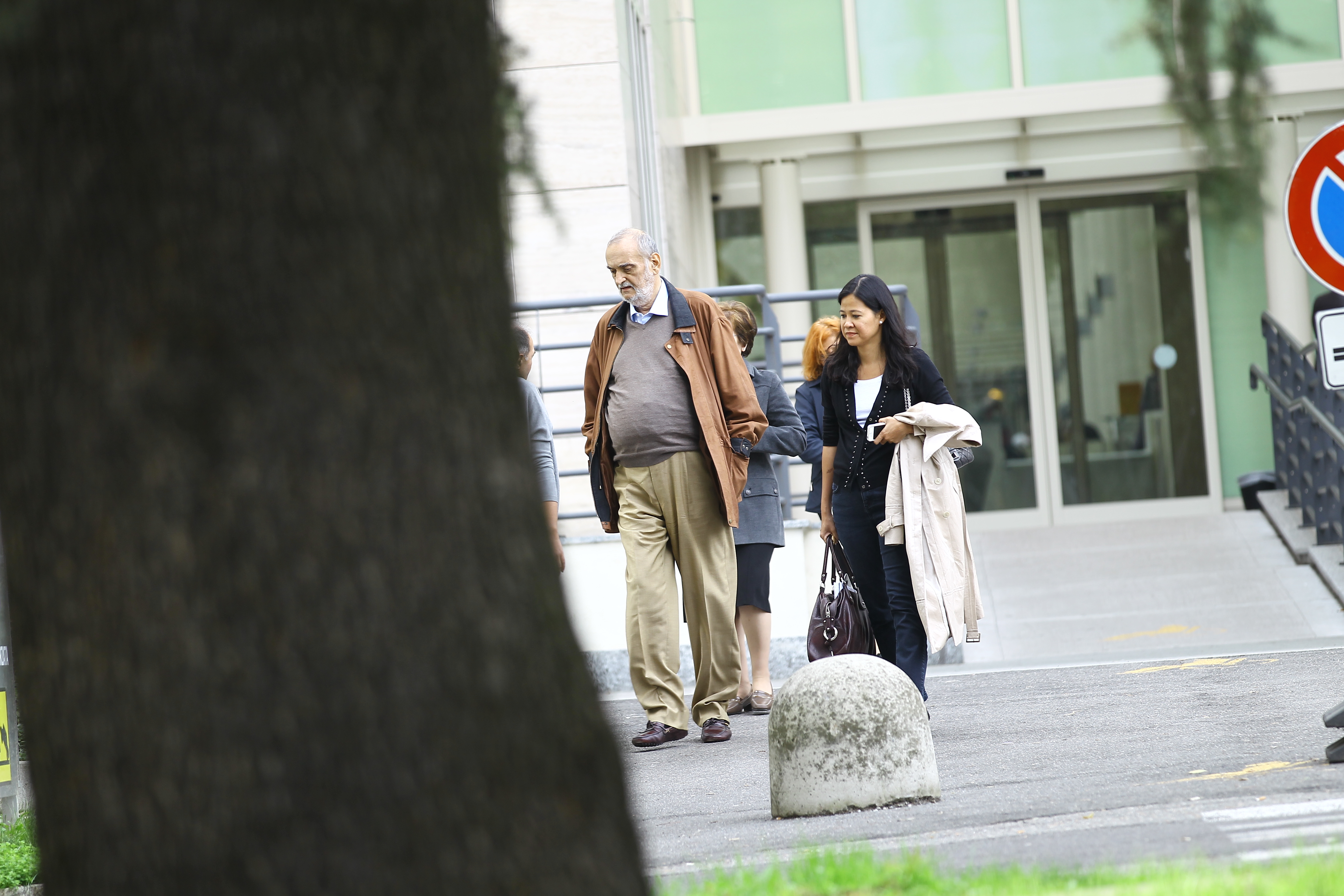 Paparazzii CANCAN.ro au realizat un alt material exclusiv cu Patriciu la Milano, unde a fost la un control, intr-o clinica medicala