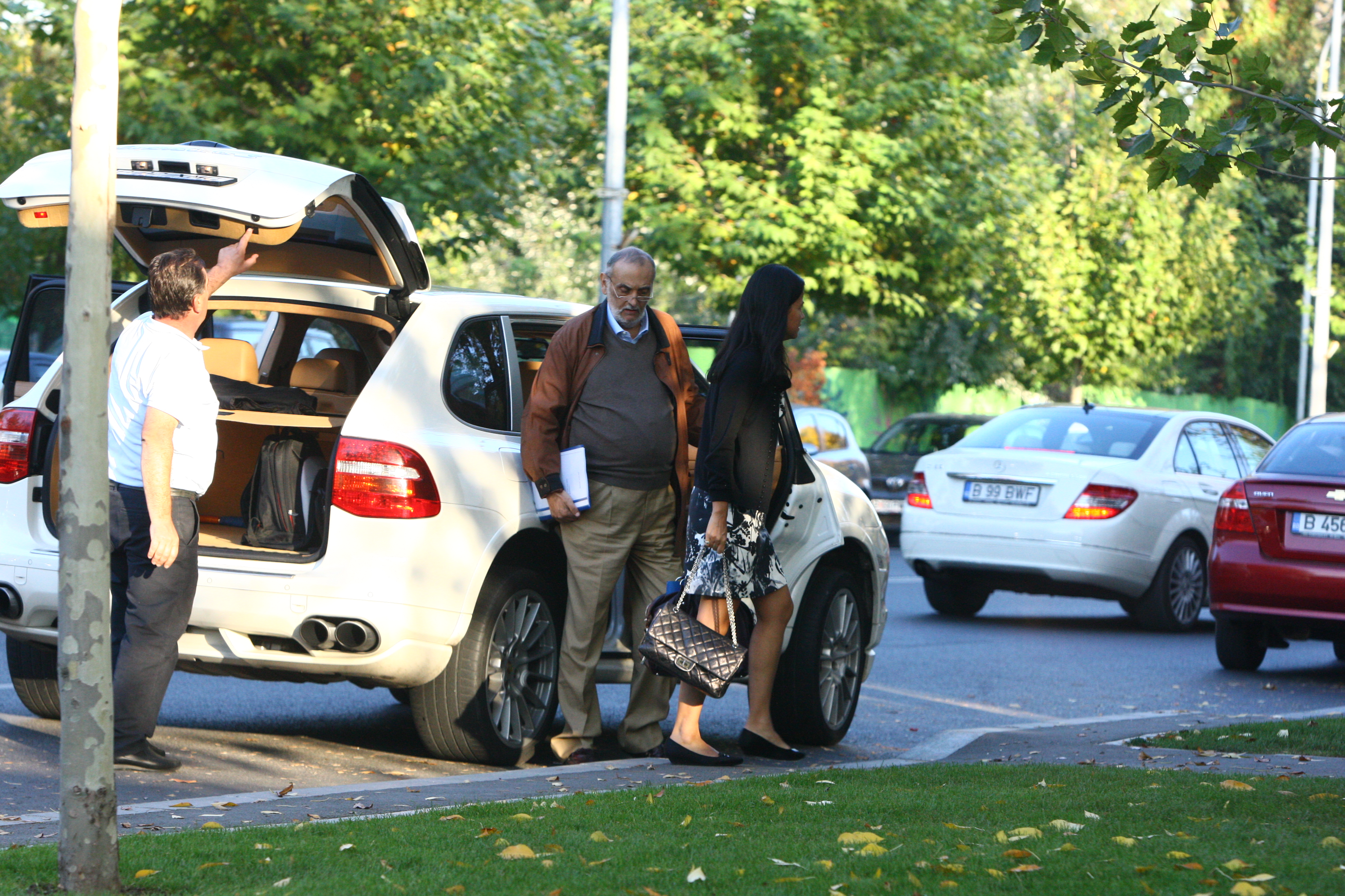 Patriciu si femeia care are grija de afacerile lui au fost fotografiati si in Romania, la Snagov