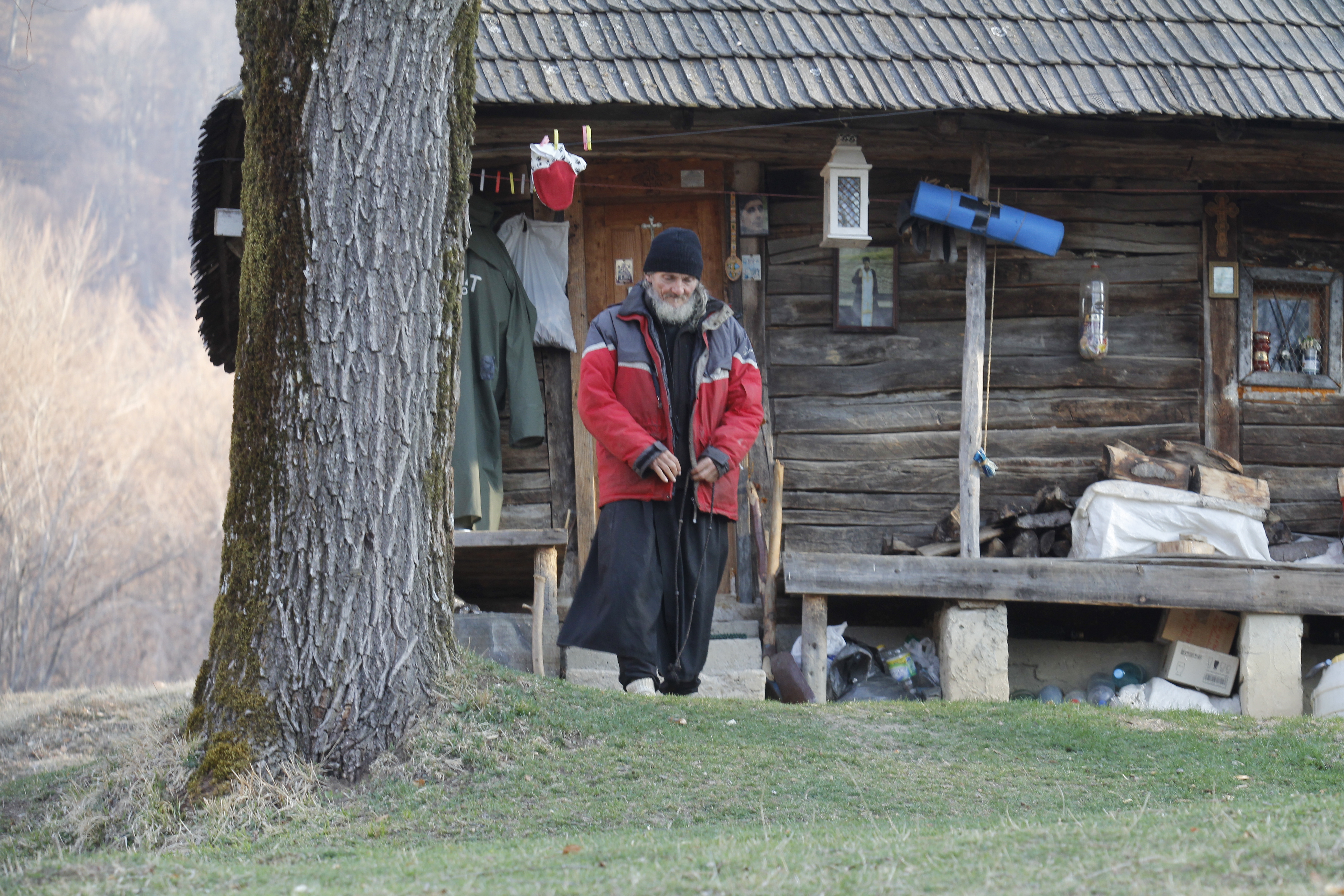 Retras de peste 20 de ani de zile in munti, fostul actor Dragos Paslaru a fost fotografiat pentru prima oara de cand s-a calugarit de paparazzii CANCAN.ro