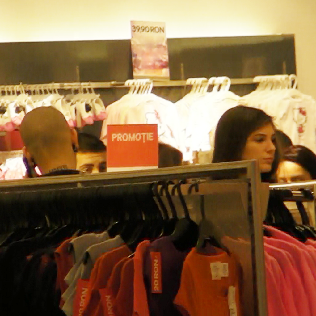 Cei doi nu au putut rata magazinele cu haine la promotii