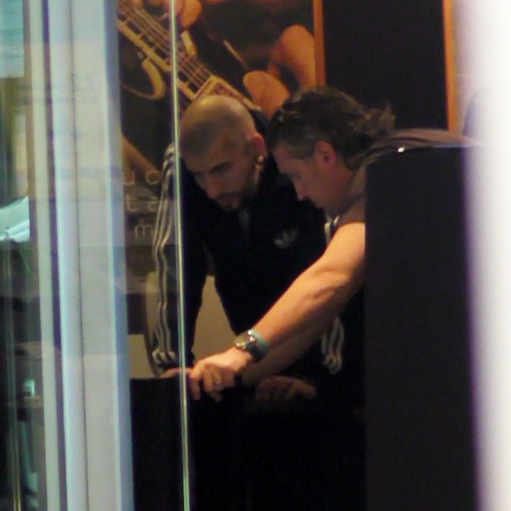 Dj-ul se uita atent la marfa, pentru a fi sigur ca face investita cea mai buna