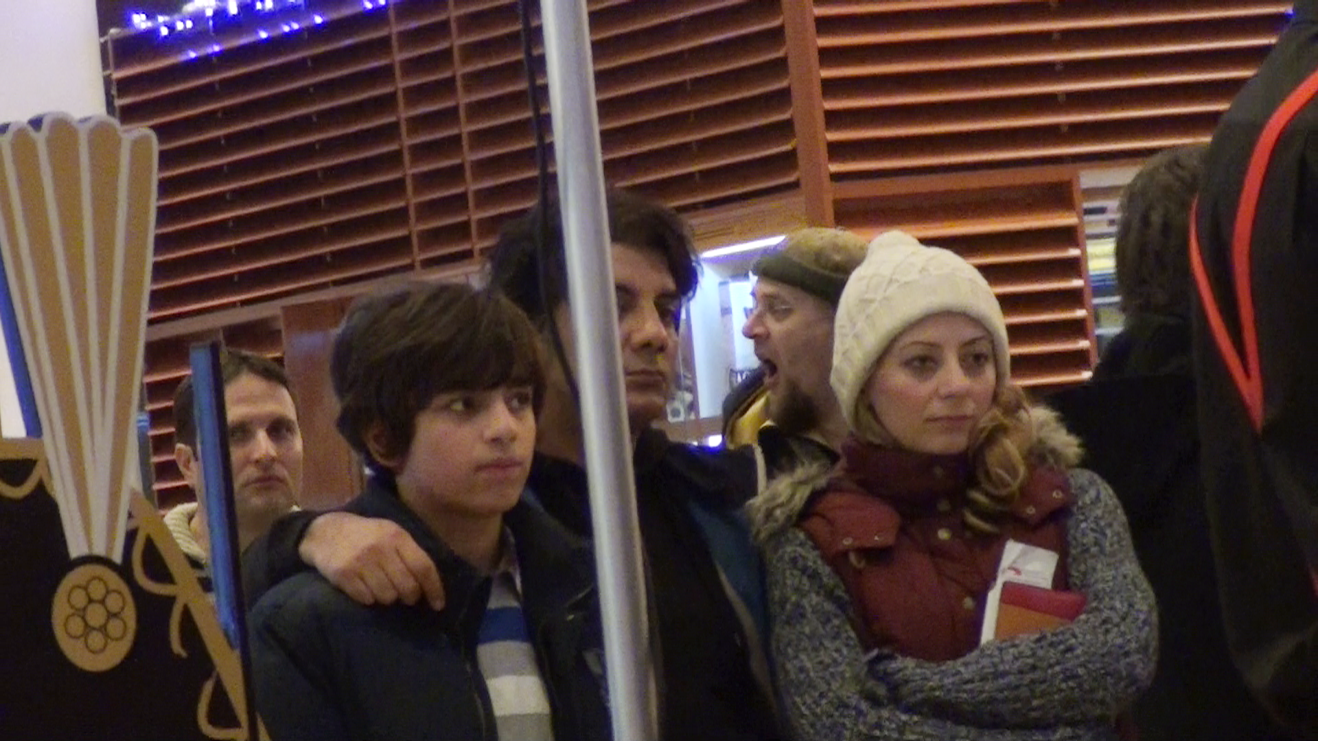 Artistul ii tine pe cei doi stransi la piept