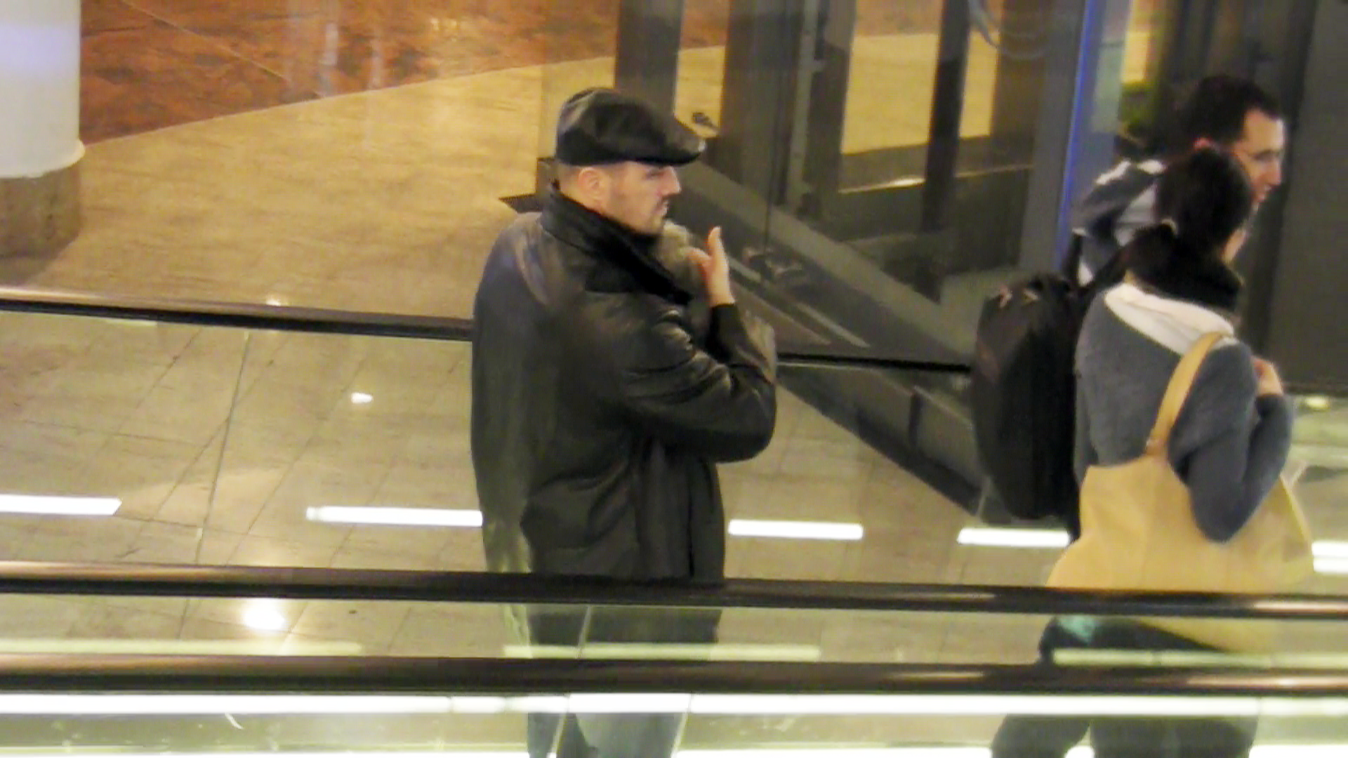 Cat timp a stat in mall, Pavel Stratan a tinut patrupedul numai in brate si l-a mangaiat