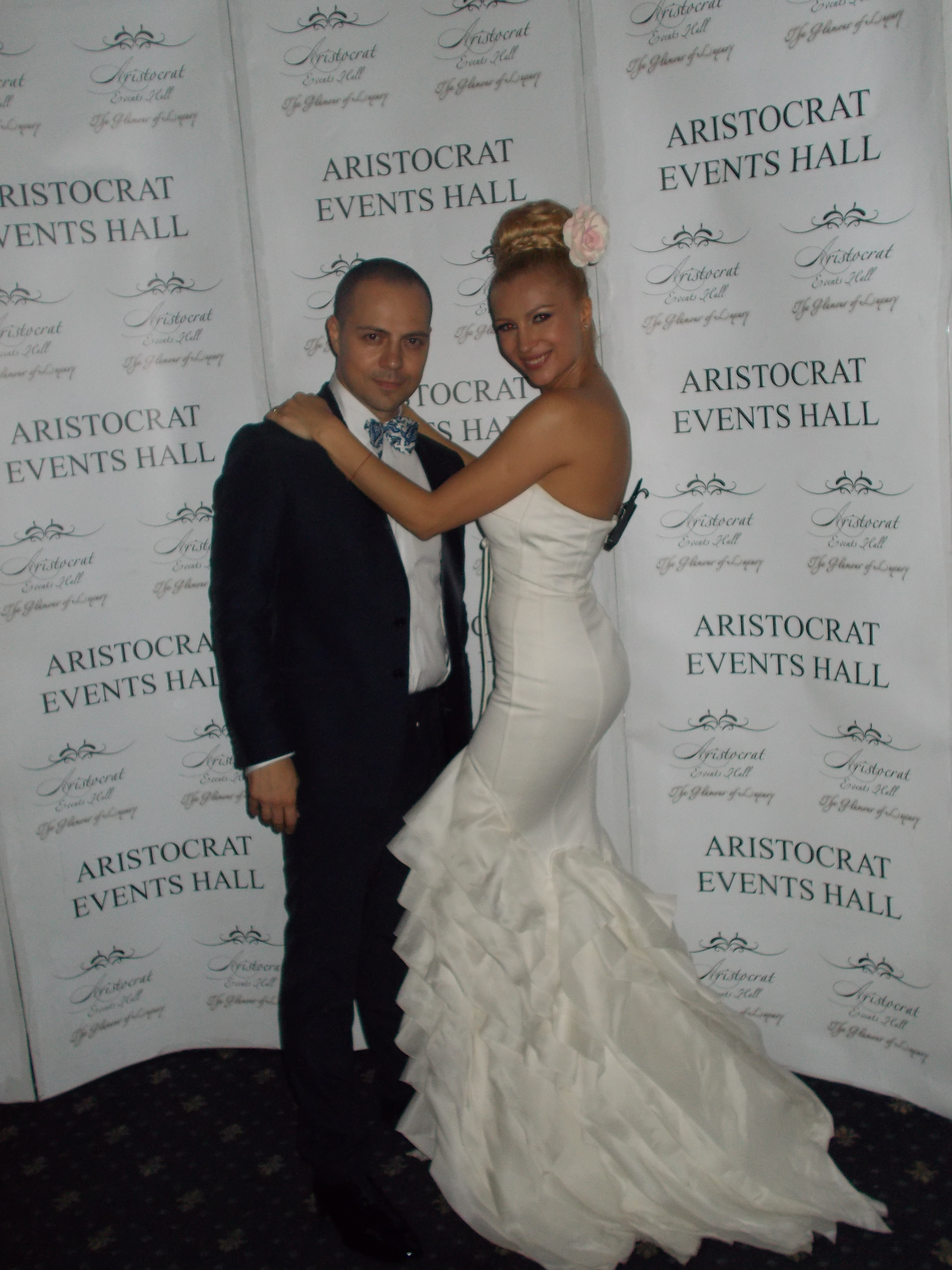 In toamna lui 2012, Lora s-a casatorit cu actorul de stand-up comedy, Dan Badea.