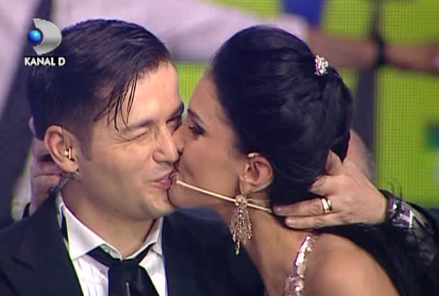 Adelina Pestriţu şi Liviu Vârciu sunt din nou împreună? Uite-i cum s-au sărutat în seara de Revelion! Le daţi şanse sau nu?