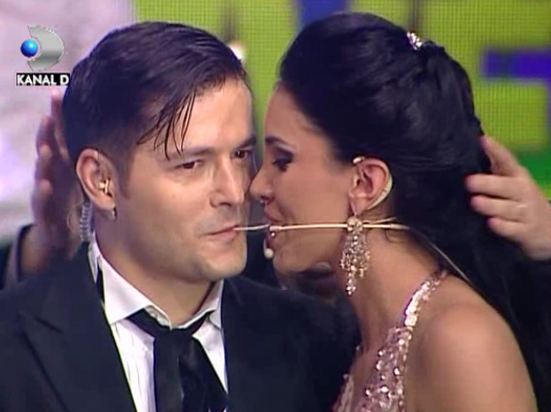 Adelina Pestriţu şi Liviu Vârciu sunt din nou împreună? Uite-i cum s-au sărutat în seara de Revelion! Le daţi şanse sau nu?