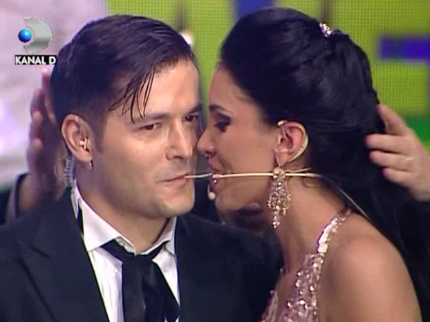 Adelina Pestriţu şi Liviu Vârciu sunt din nou împreună? Uite-i cum s-au sărutat în seara de Revelion! Le daţi şanse sau nu?
