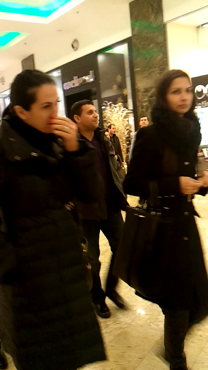 In timp ce Cristina se conversa cu prietena ei, cantaretul se intretinea cu celalalt barbat