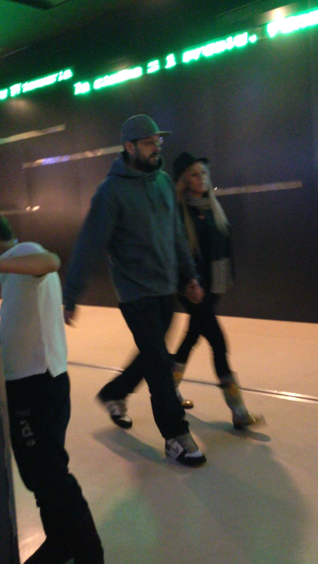 Cantaretul si iubita lui se grabesc pentru a ajunge mai repede la cinematograf